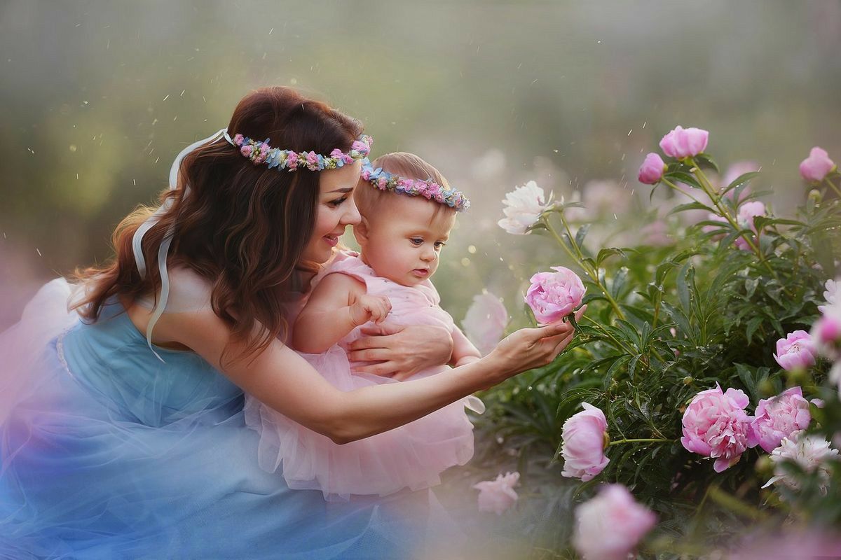 Мама с ребенком в цветах