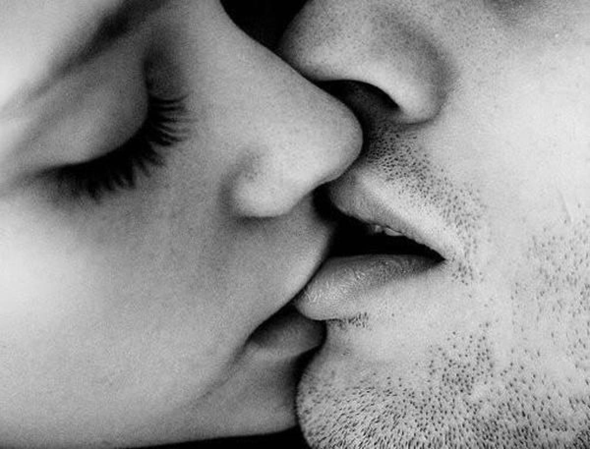 Мужские губы поцелуй