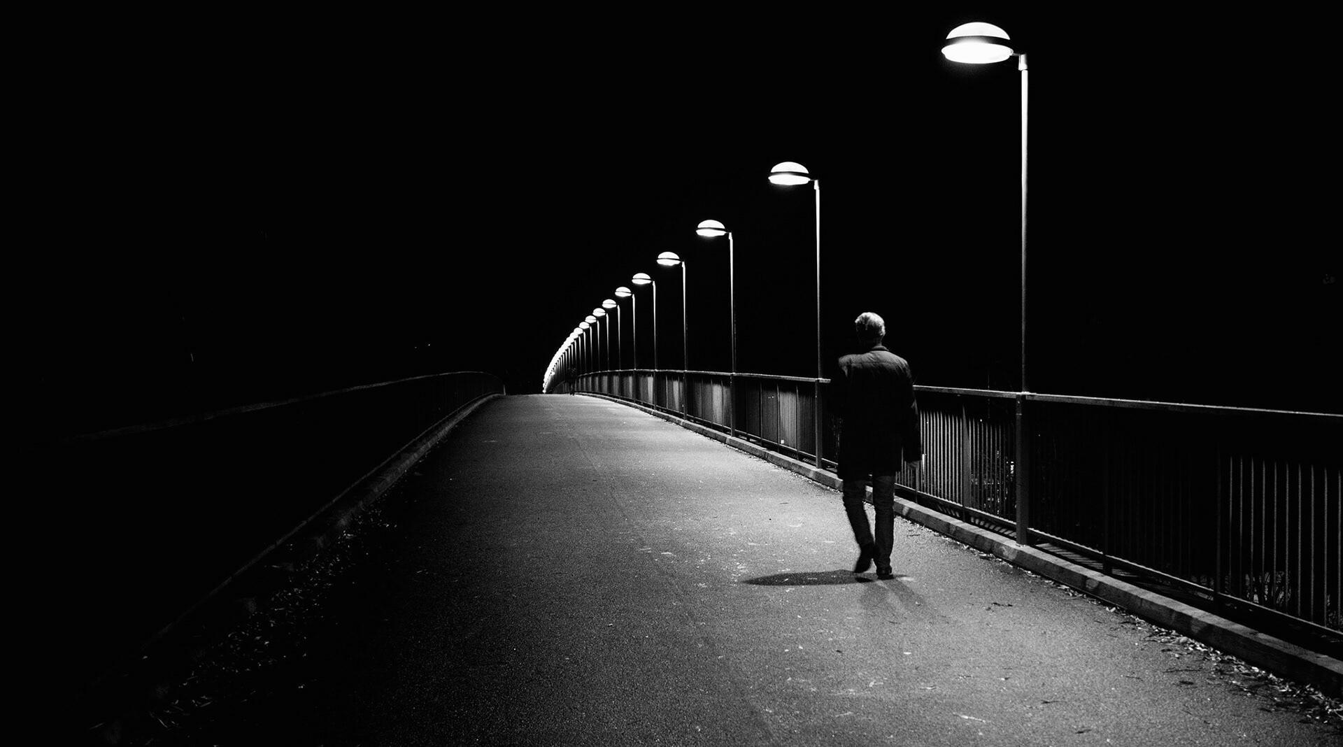Одинокий человек на ночной улице