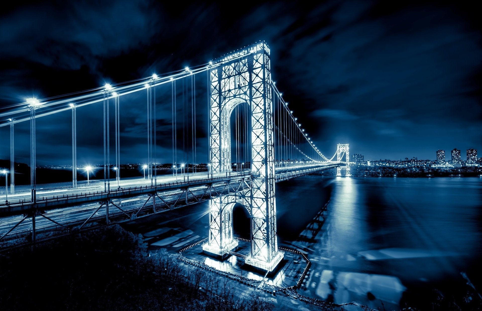 Ночной Бруклинский мост в синих цветах