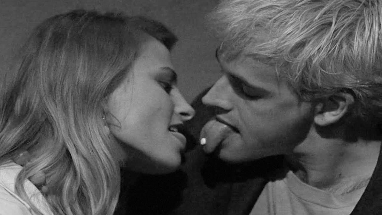 Поцелуй с языком блондинки
