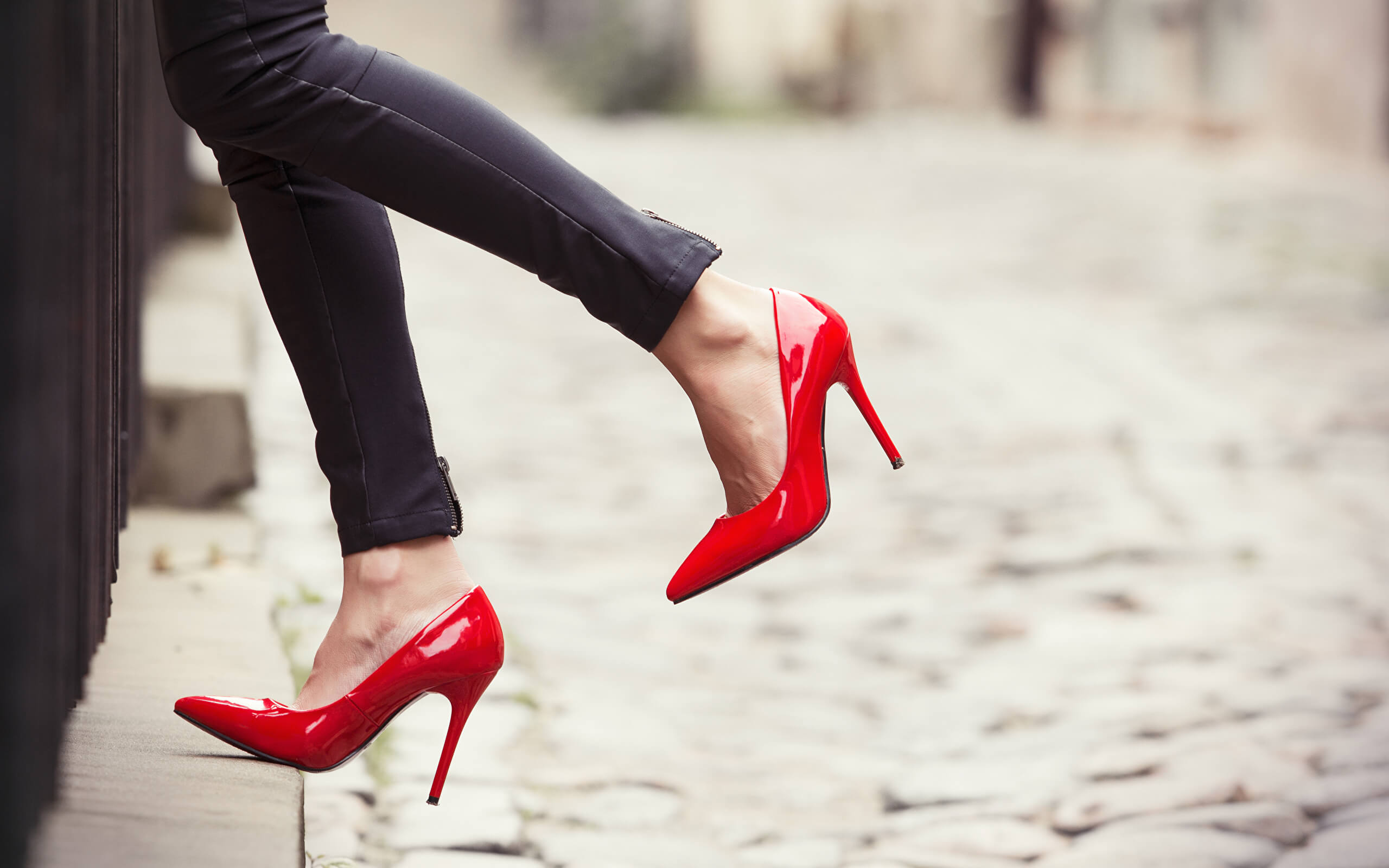 Девушка в красных туфлях на каблуке