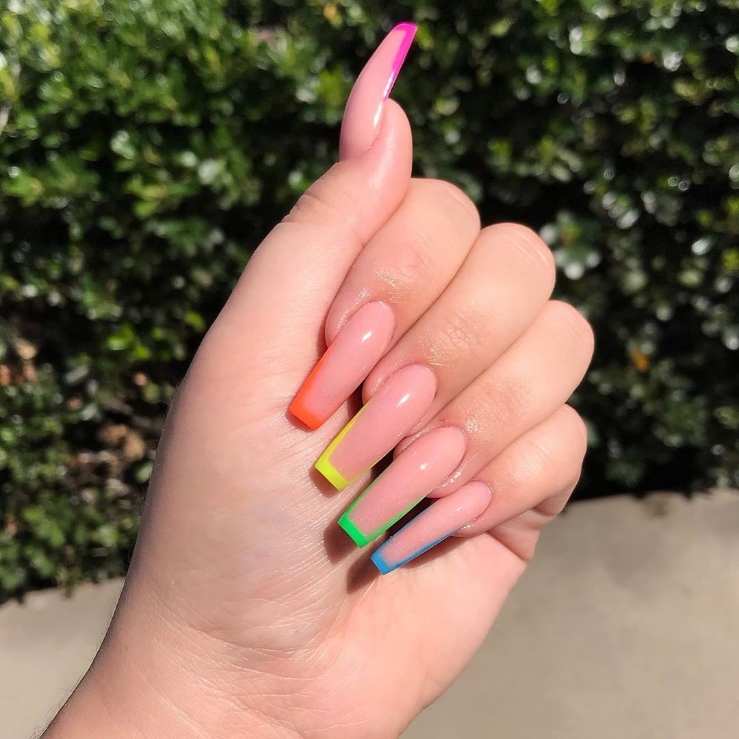 Разноцветные длинные ногти