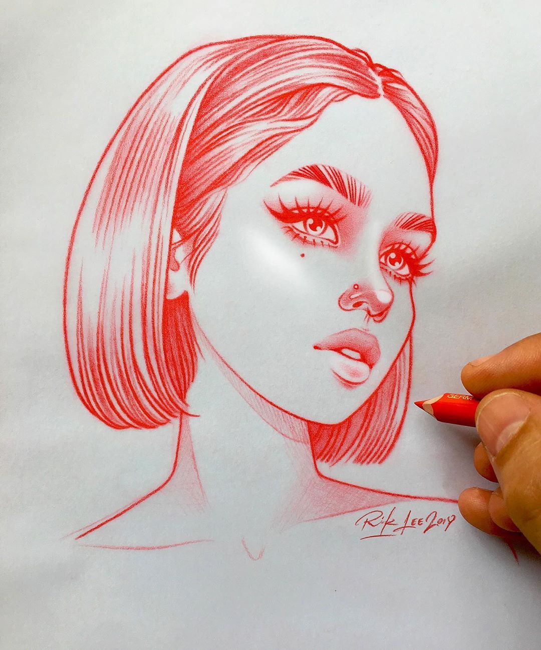 Рисунки девушек красным карандашом