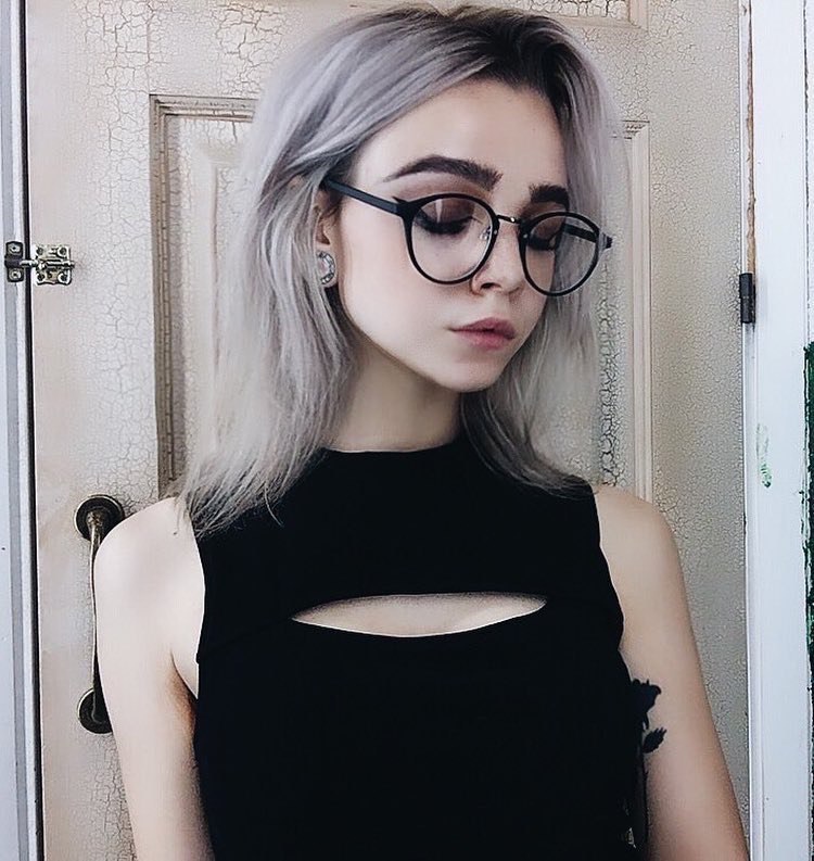 Девушка с белыми волосами в очках