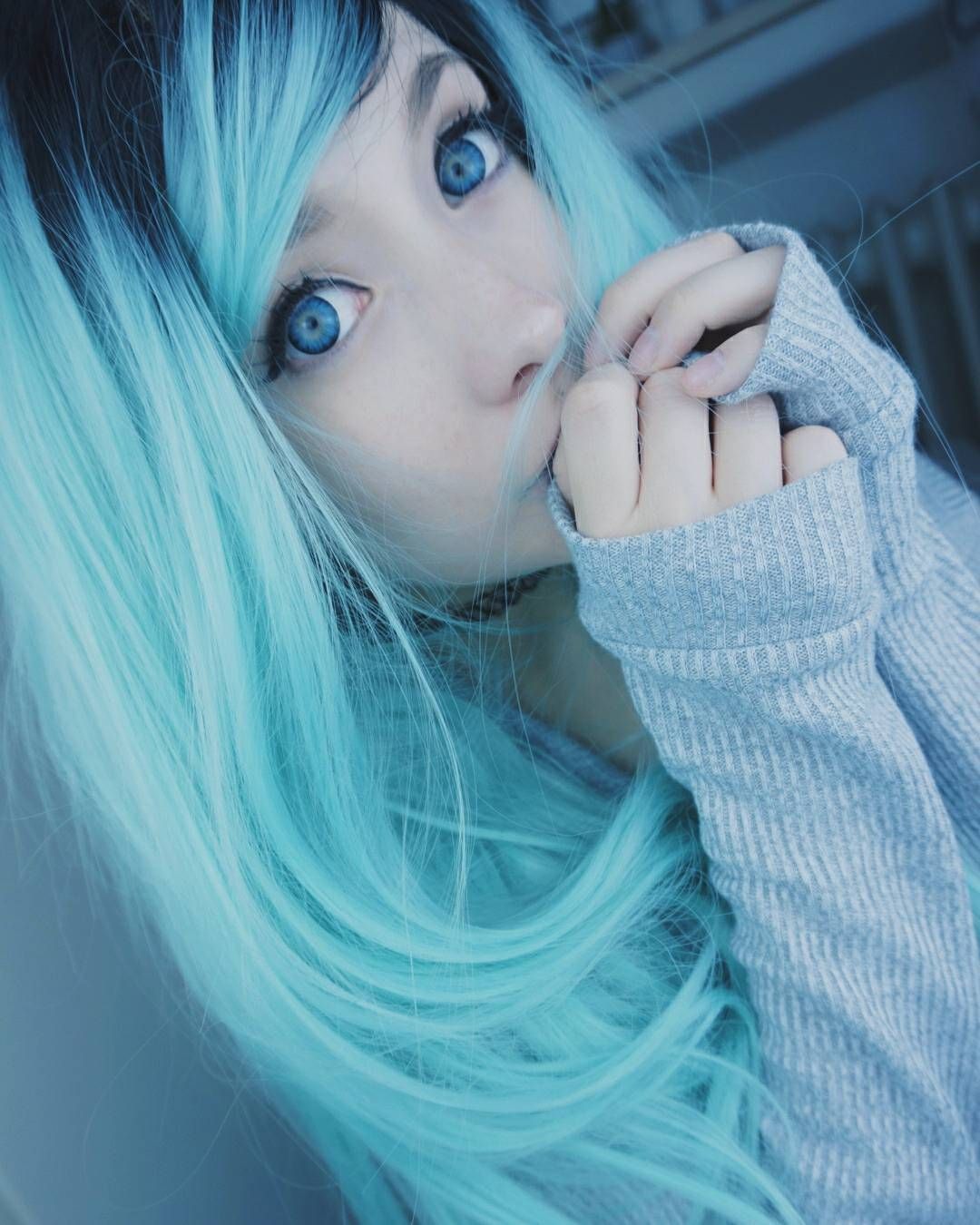 Косплей девушки с синими волосами