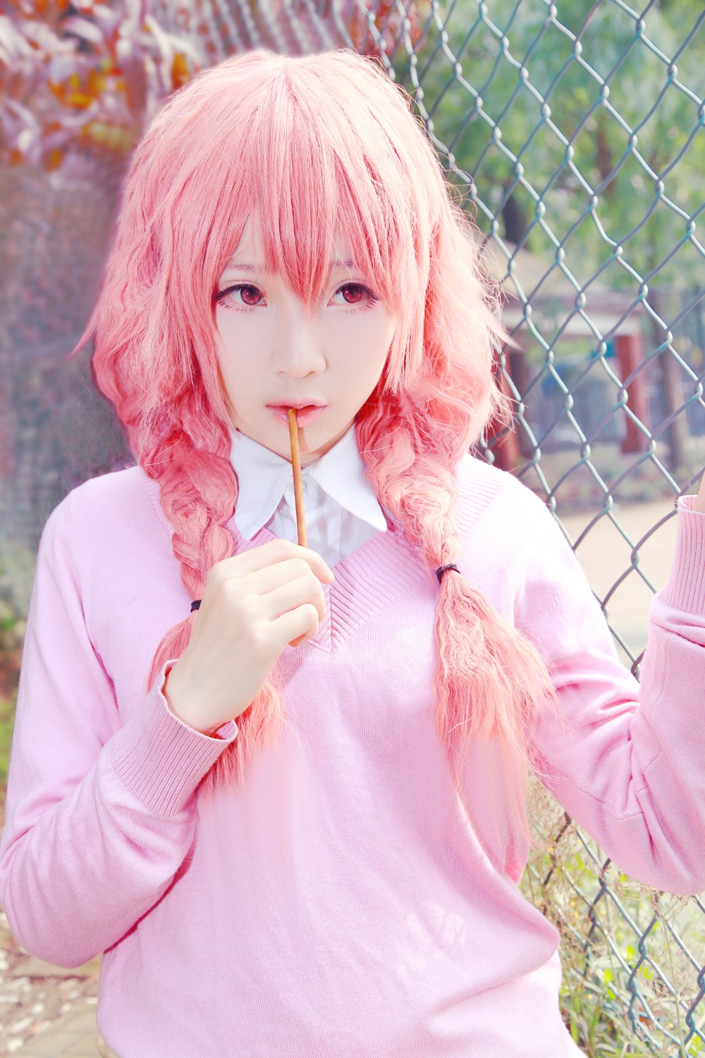 Милая девочка с розовыми волосами