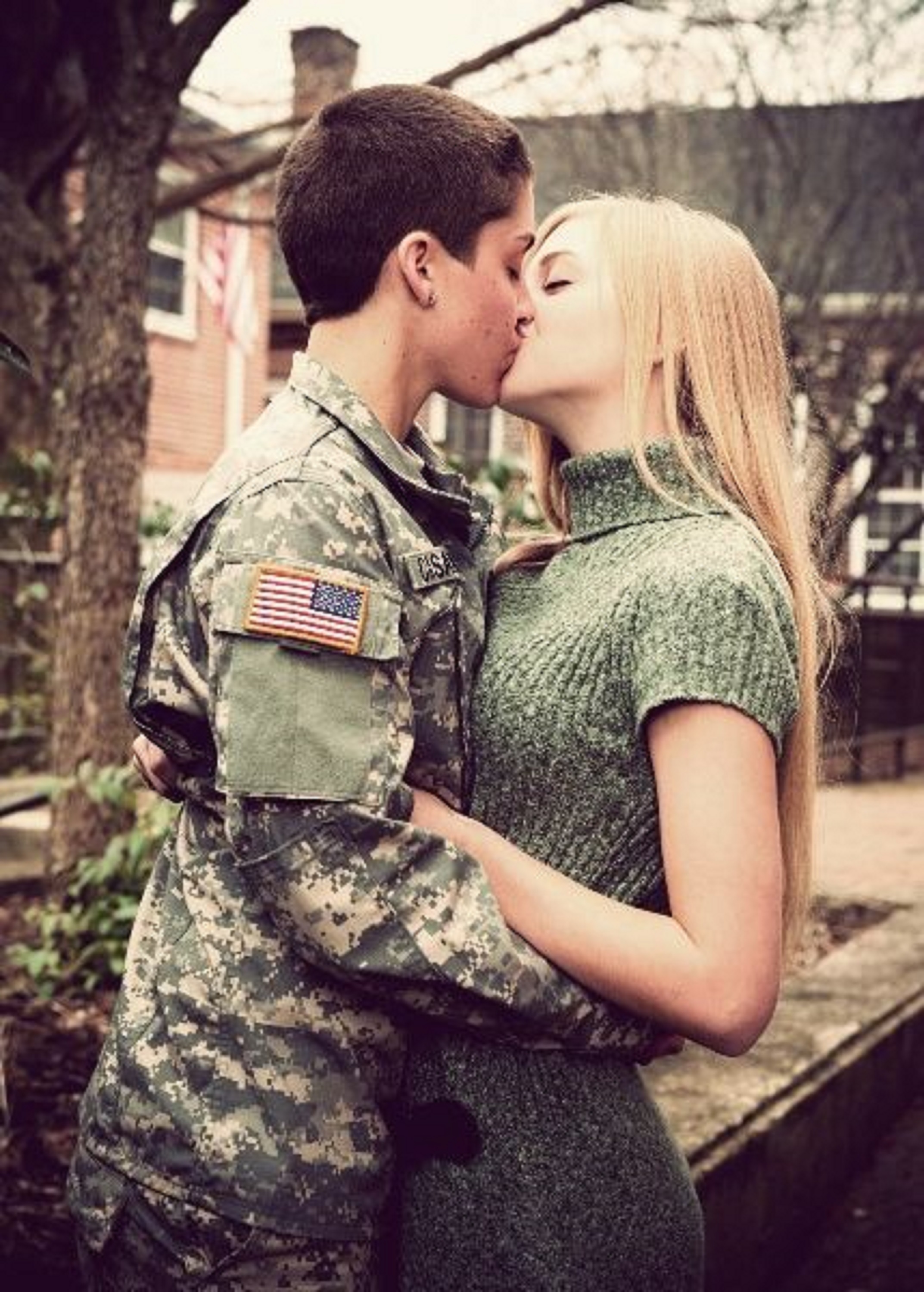 Поцелуй с военным