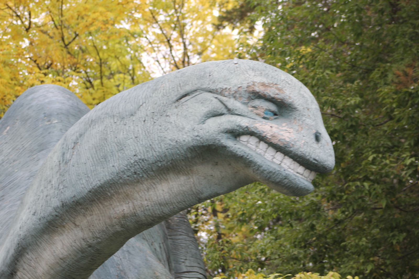 Динозавр улыбается