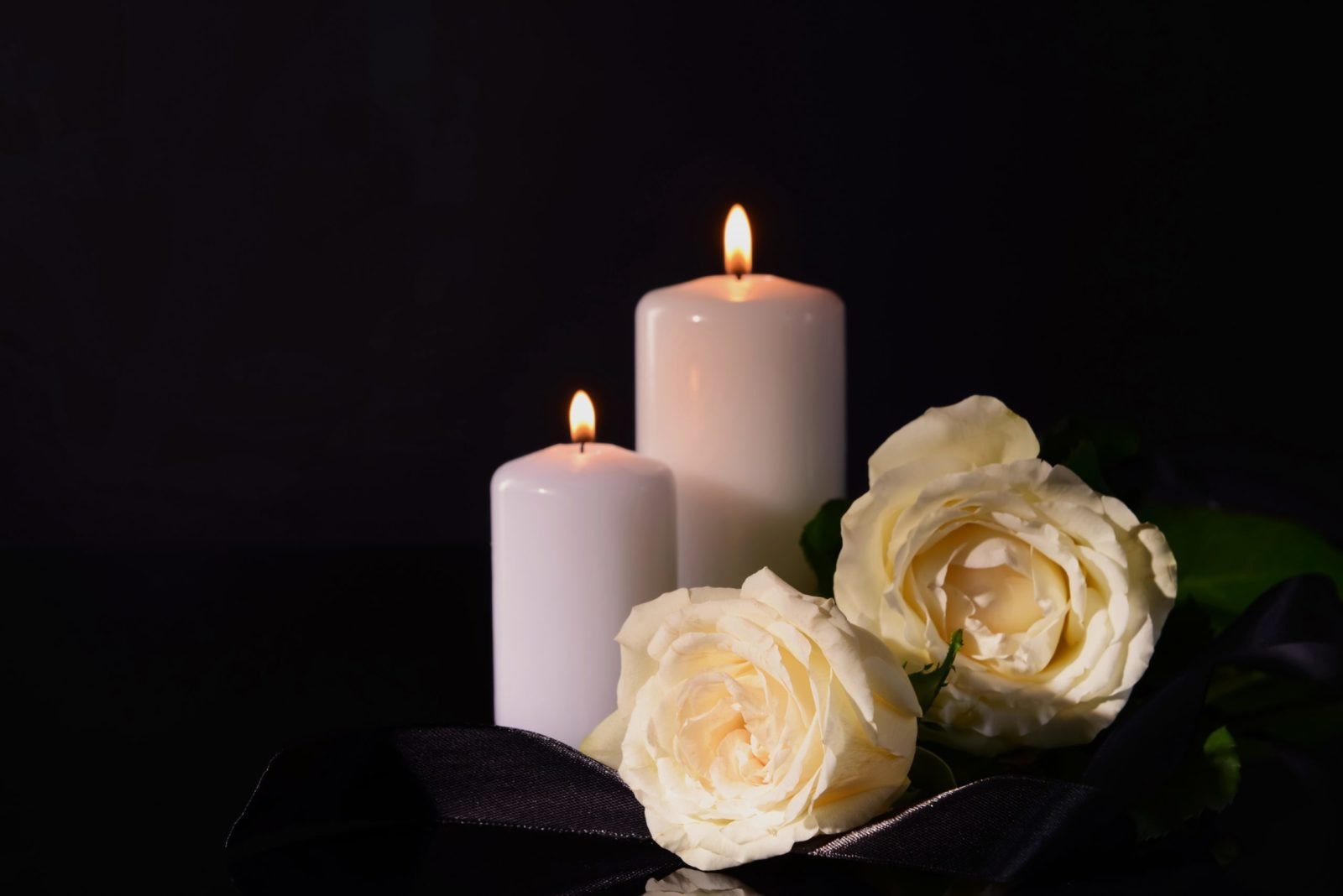 Белая роза и свеча