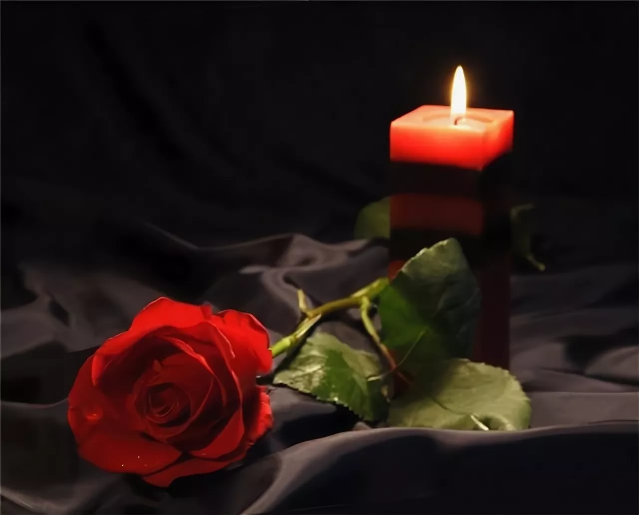 Свеча памяти с розой