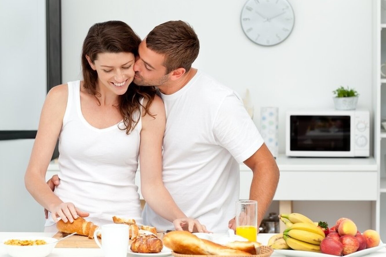 Мужчина и женщина завтракают вместе