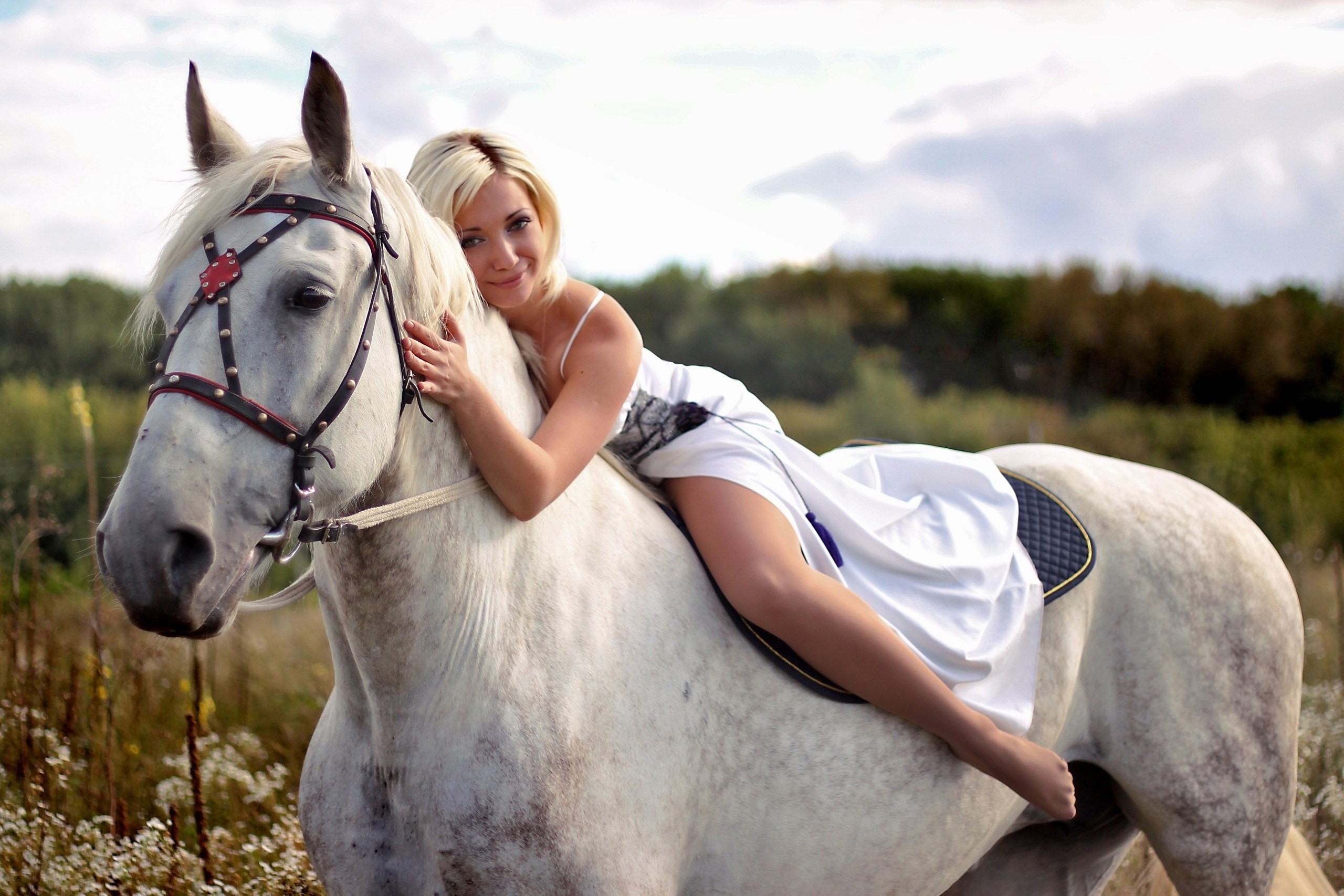 Девочка верхом на лошади