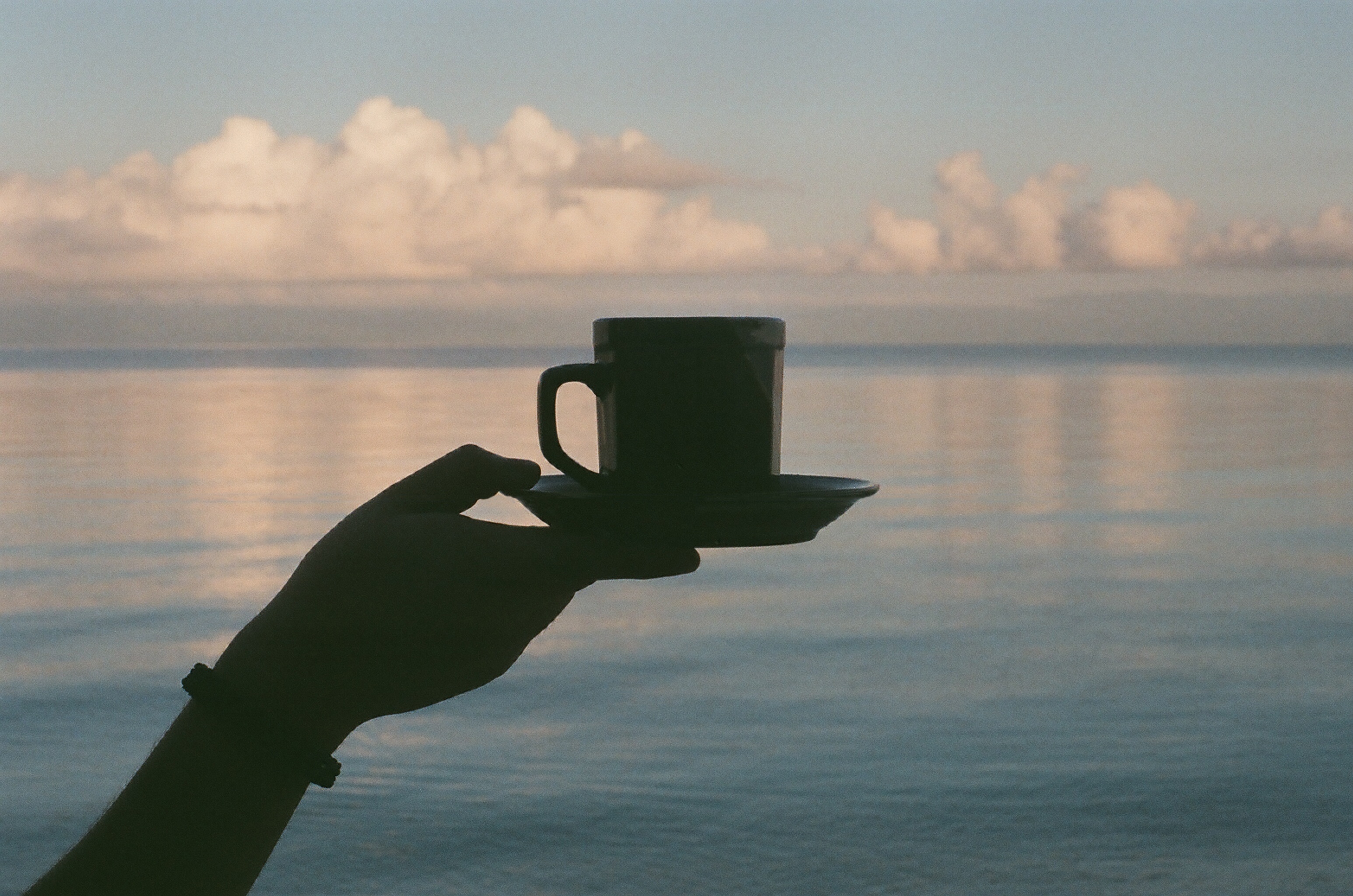 Кофе на фоне моря