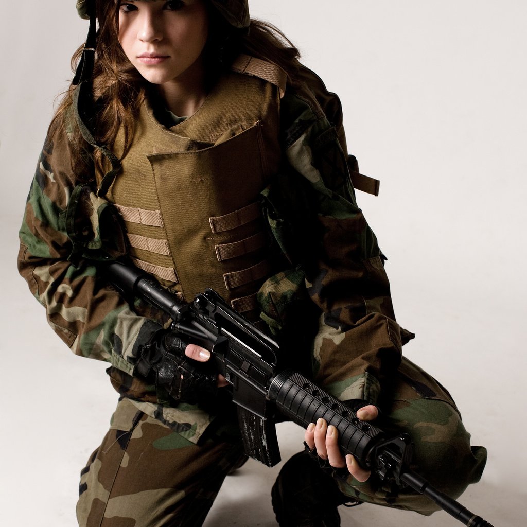 Девушка Военная в полный рост