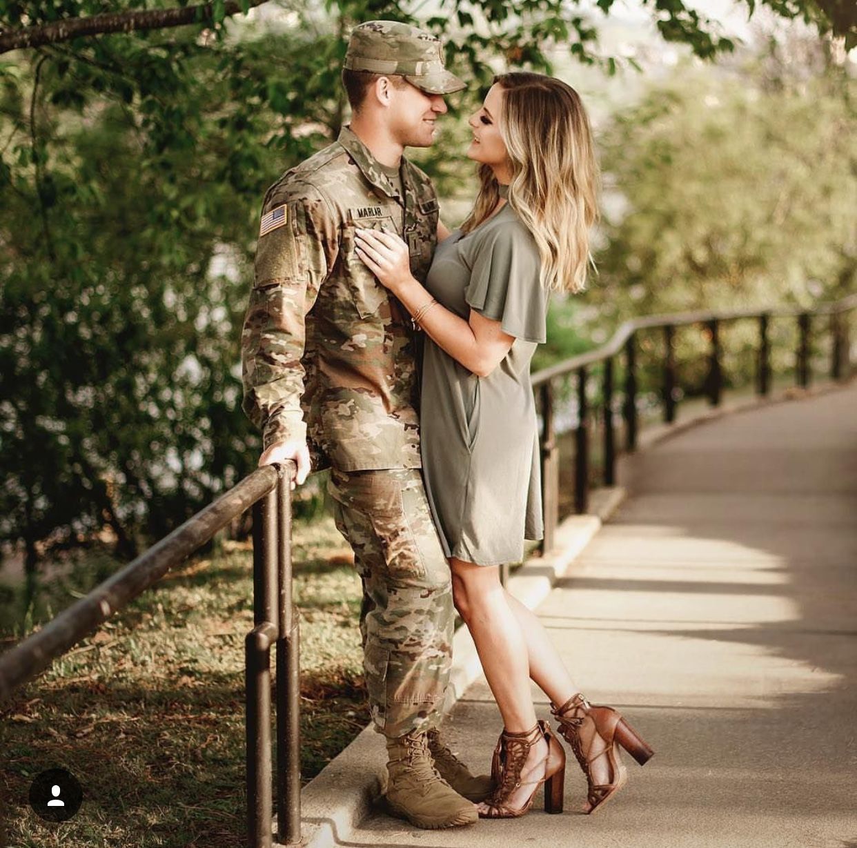 Девушка с военным мужчиной