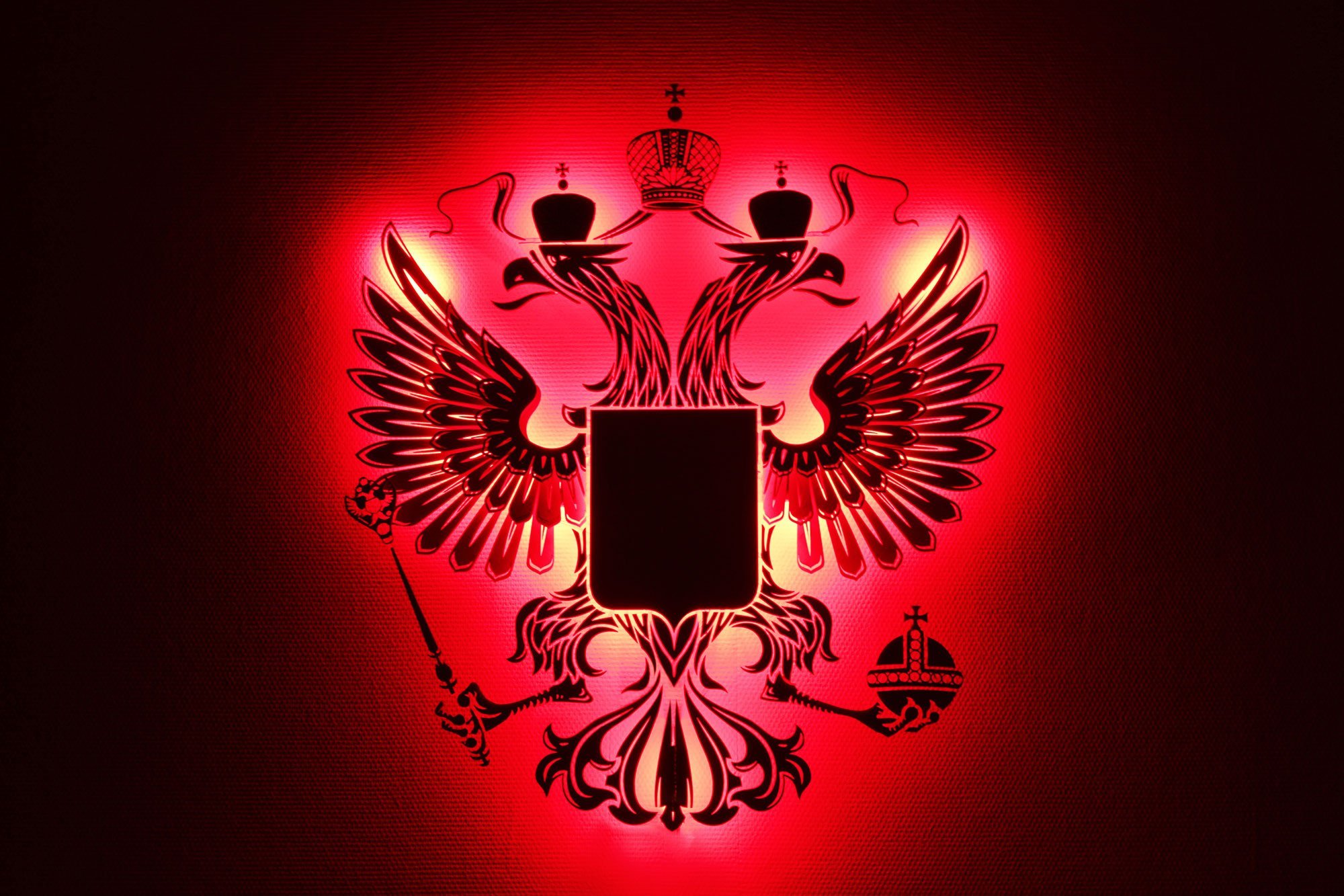 Герб РФ на черном фоне