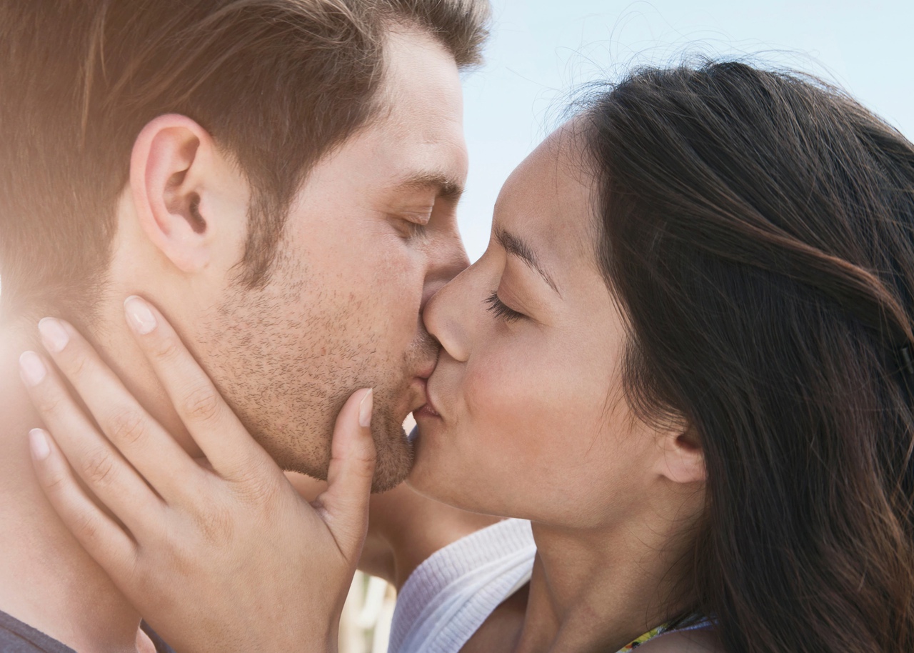 женщина целует мужчину картинки - 8737301