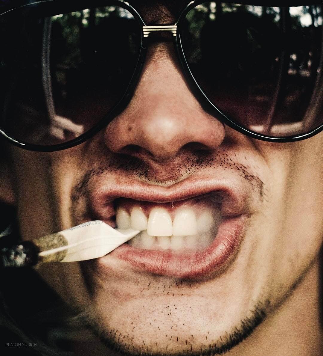 Мужчина с сигарой в зубах