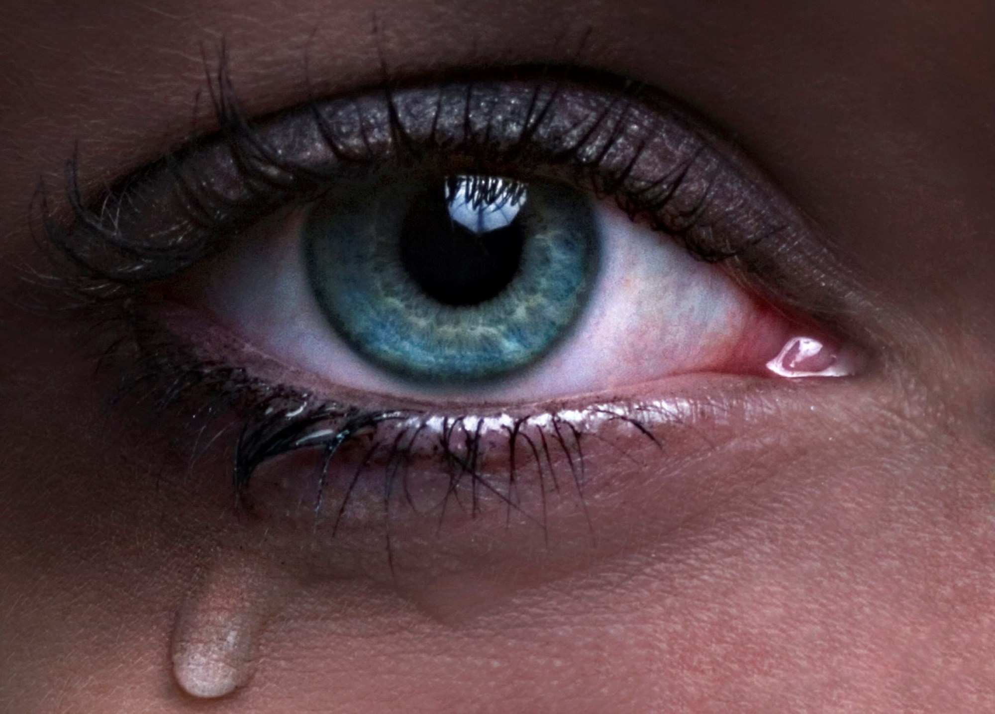 Женский глаз со слезой