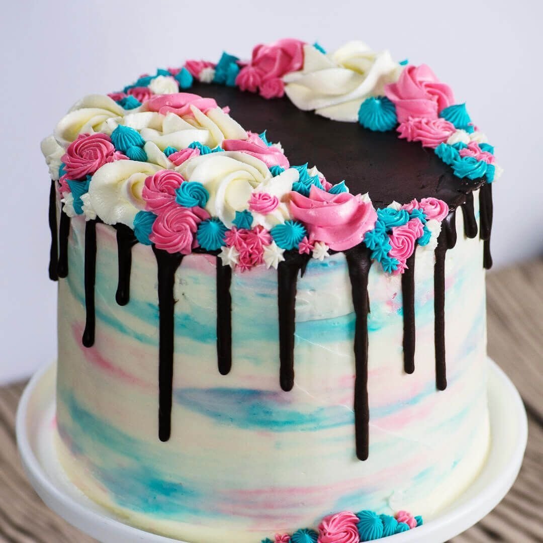 Украшение торта разноцветной глазурью