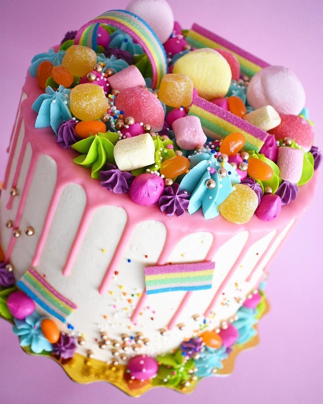 Украшение торта сладостями для девочки