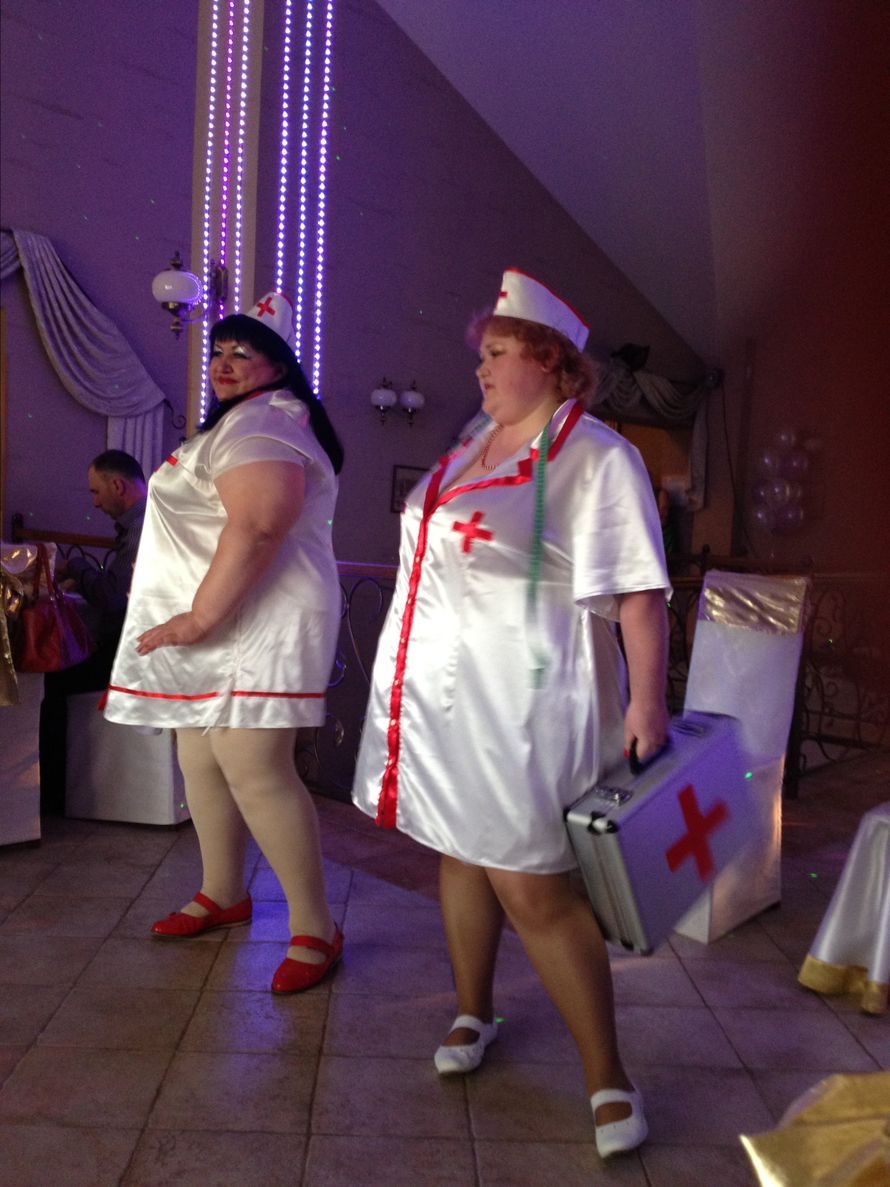 Жирная в костюме медсестры