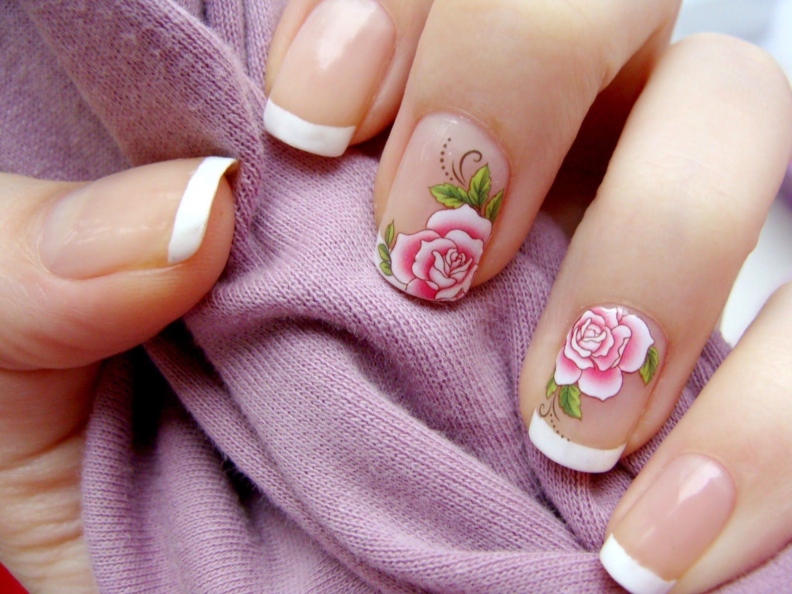 Маникюр на короткие ногти с цветочками