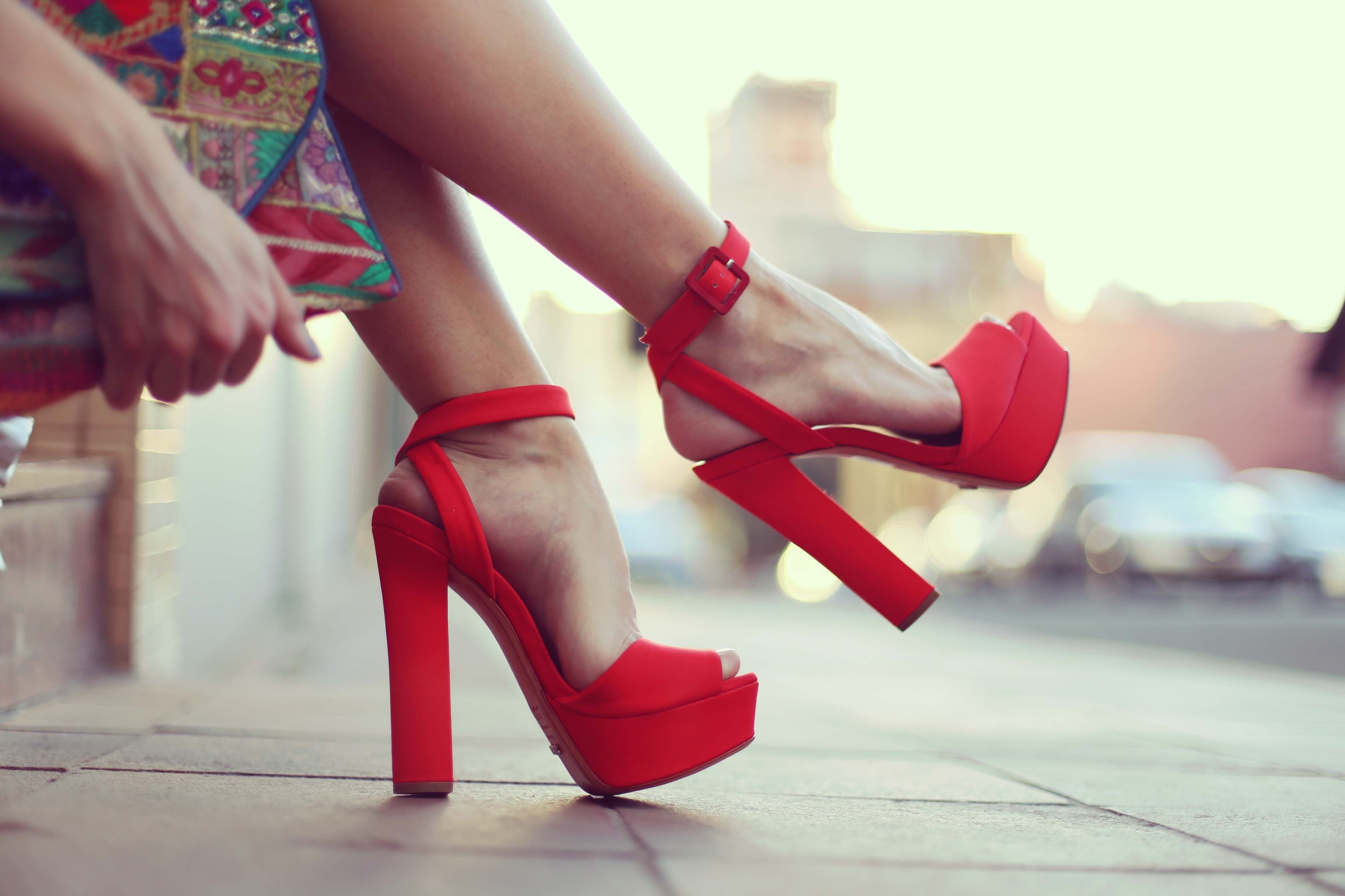 Девушка в красных туфлях на каблуке