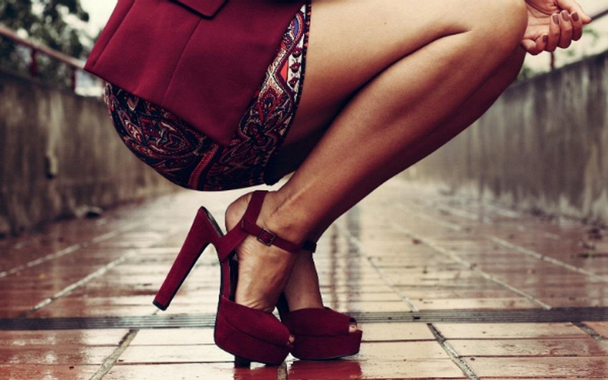 Красивые женские ножки в туфлях