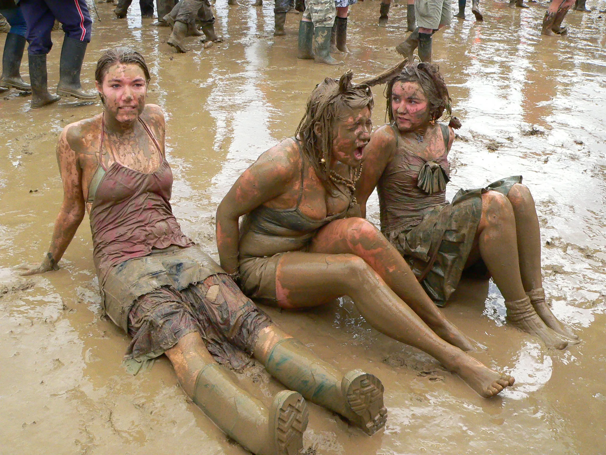 Девушки в грязи в одежде