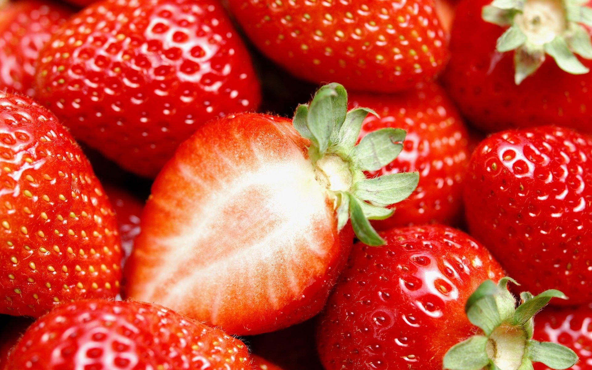 Сочные фрукты и ягоды
