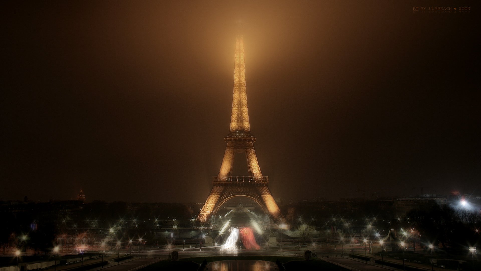Эйфелева башня в Париже пожар