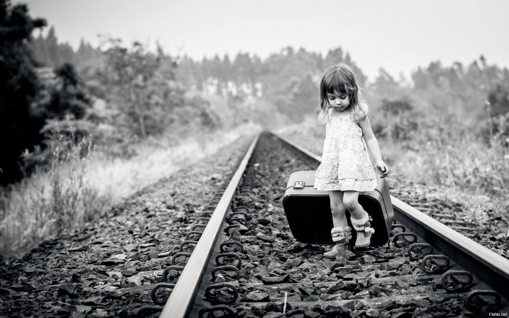 Маленькая девочка на дороге