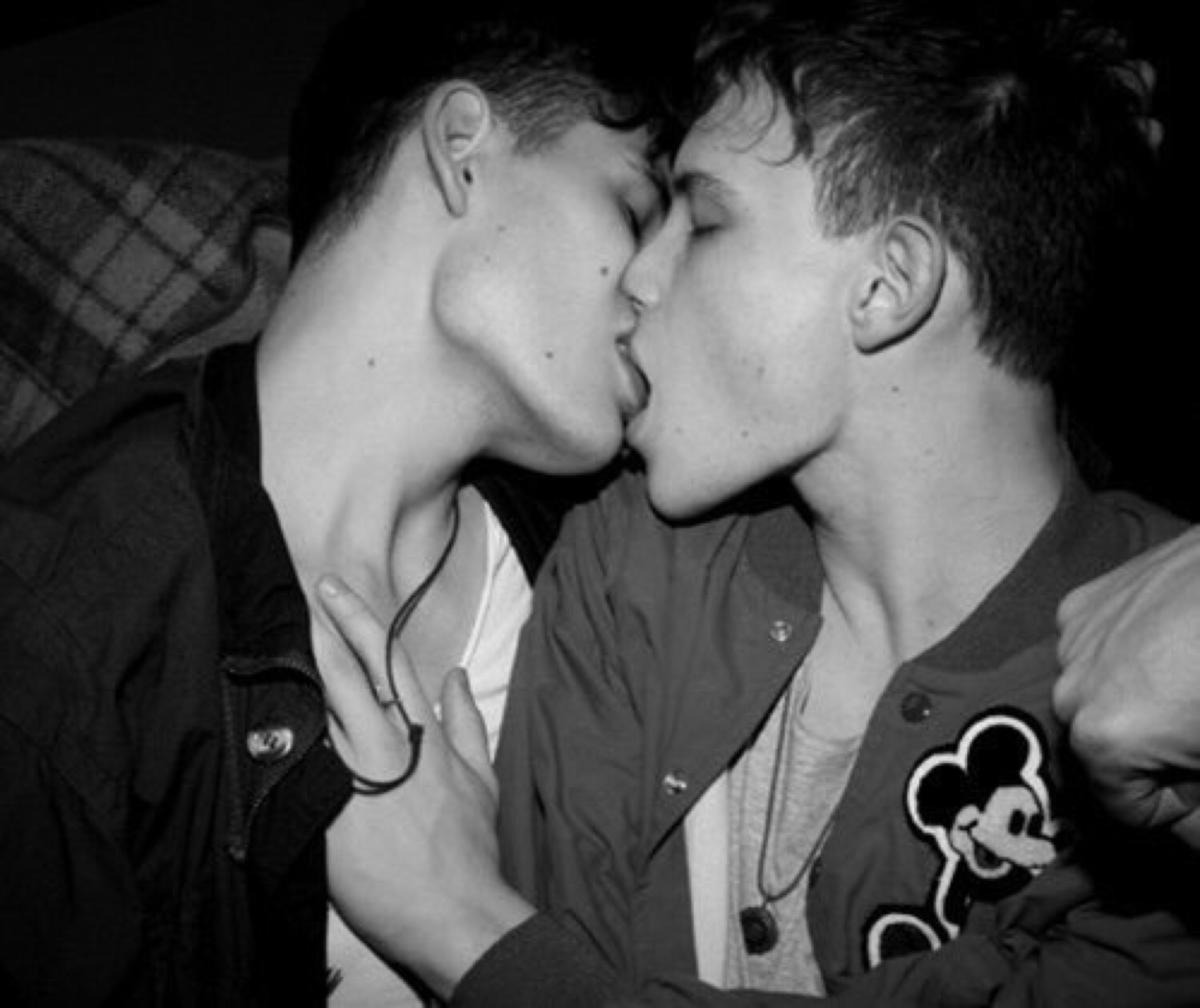 Милые мальчики целуются