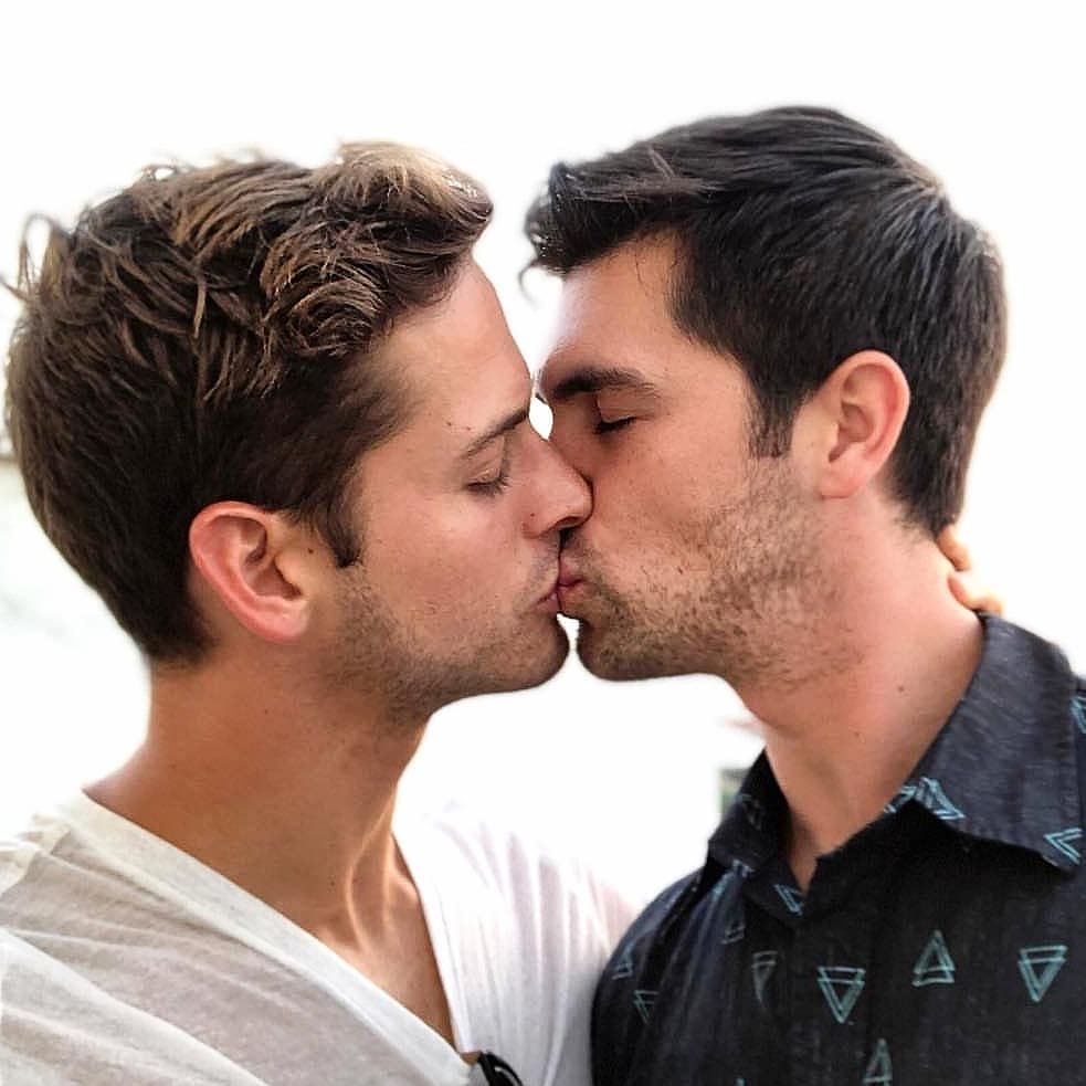 Поцелуй двух мужчин