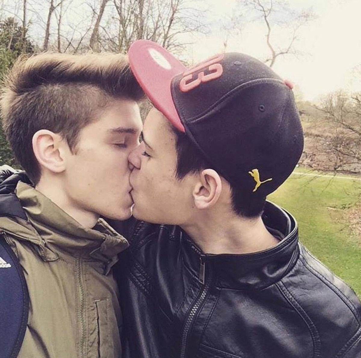 Милый поцелуй парней подростков