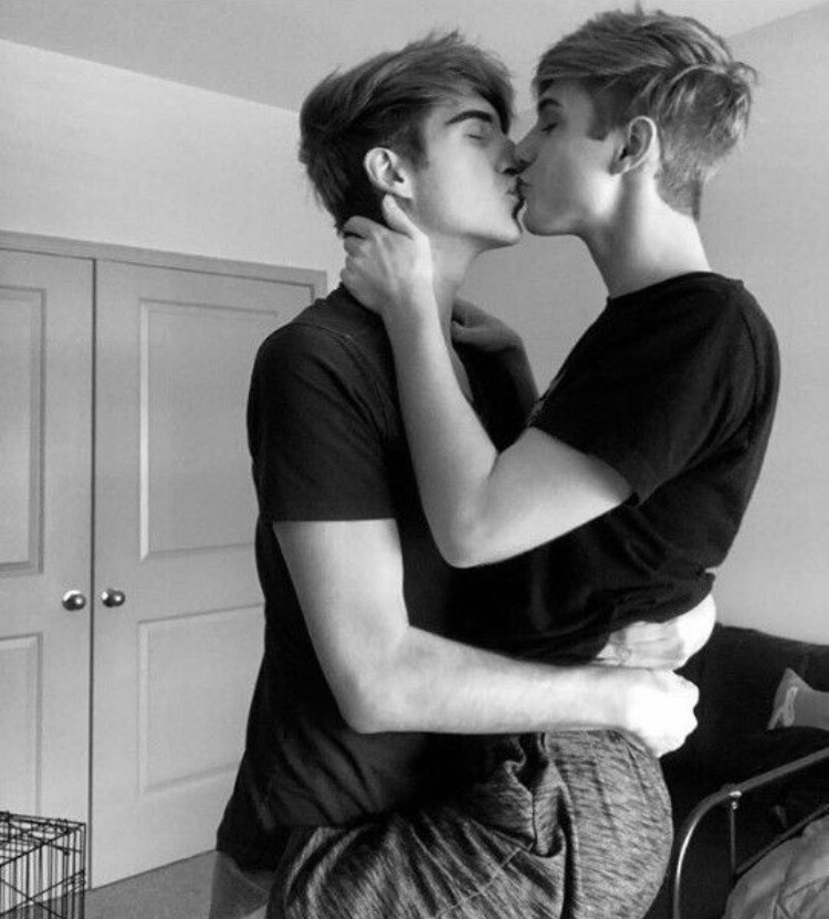 ЛГБТ поцелуй парней