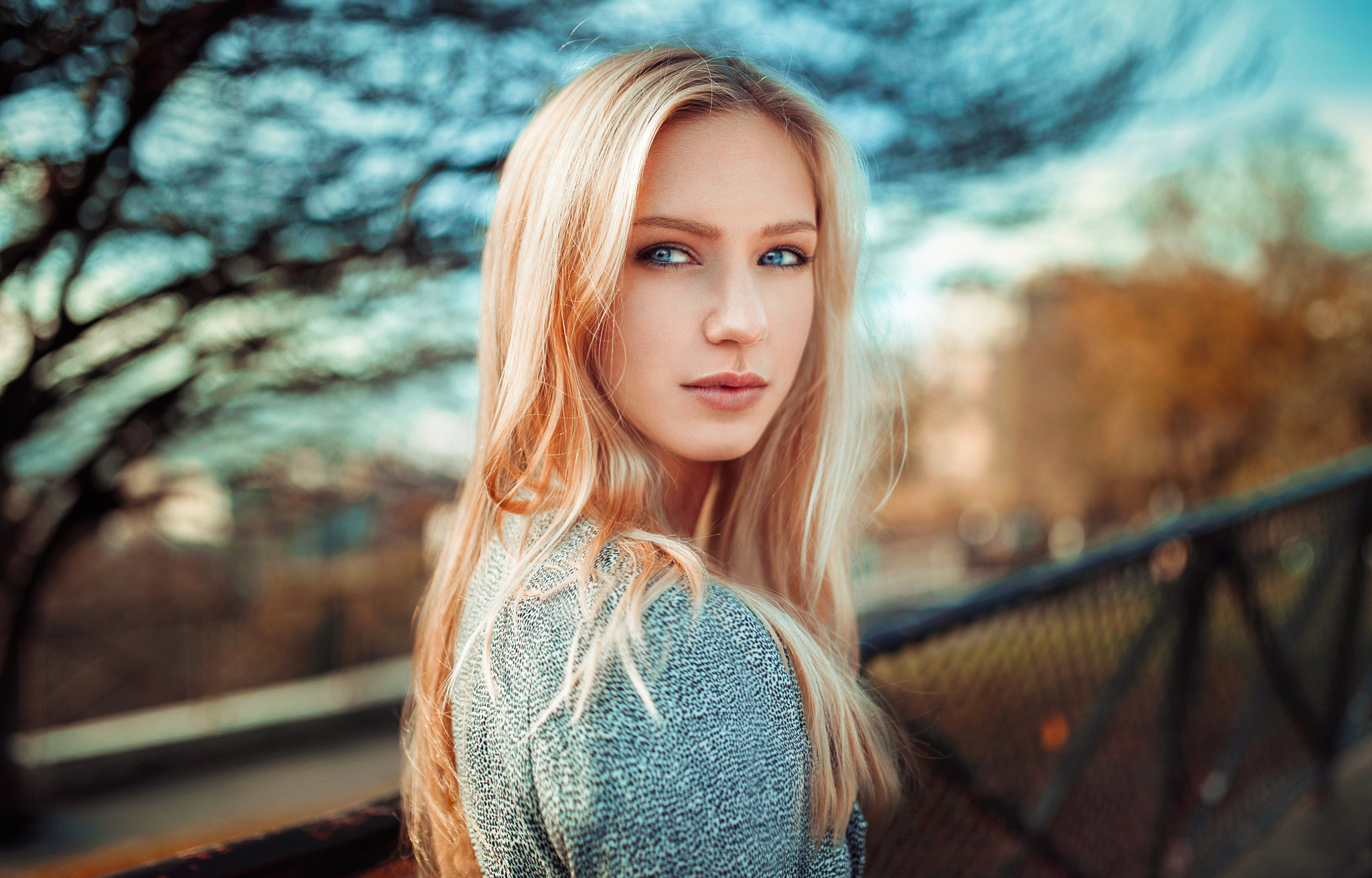 Модель блондинка с голубыми глазами