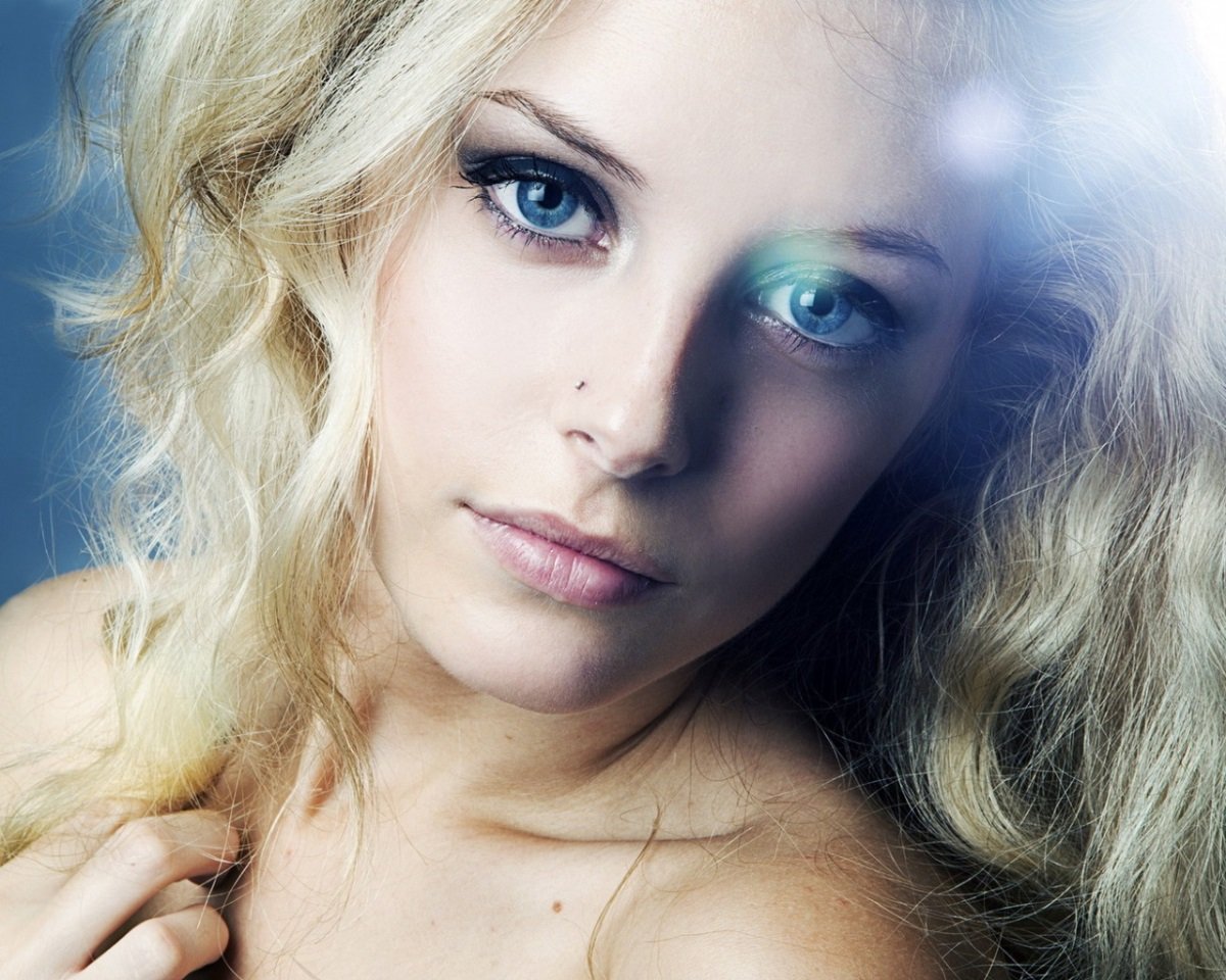 Блондинка с красивыми глазами