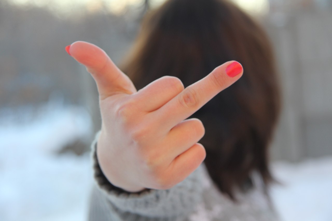 Средний палец на руке девушки