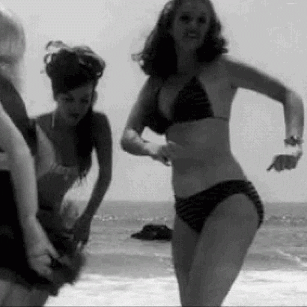 На пляже танцует гиф