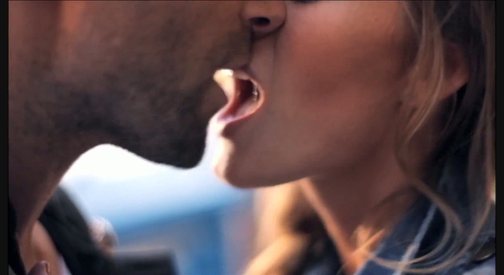 Гифка страстный поцелуй в губы с языком