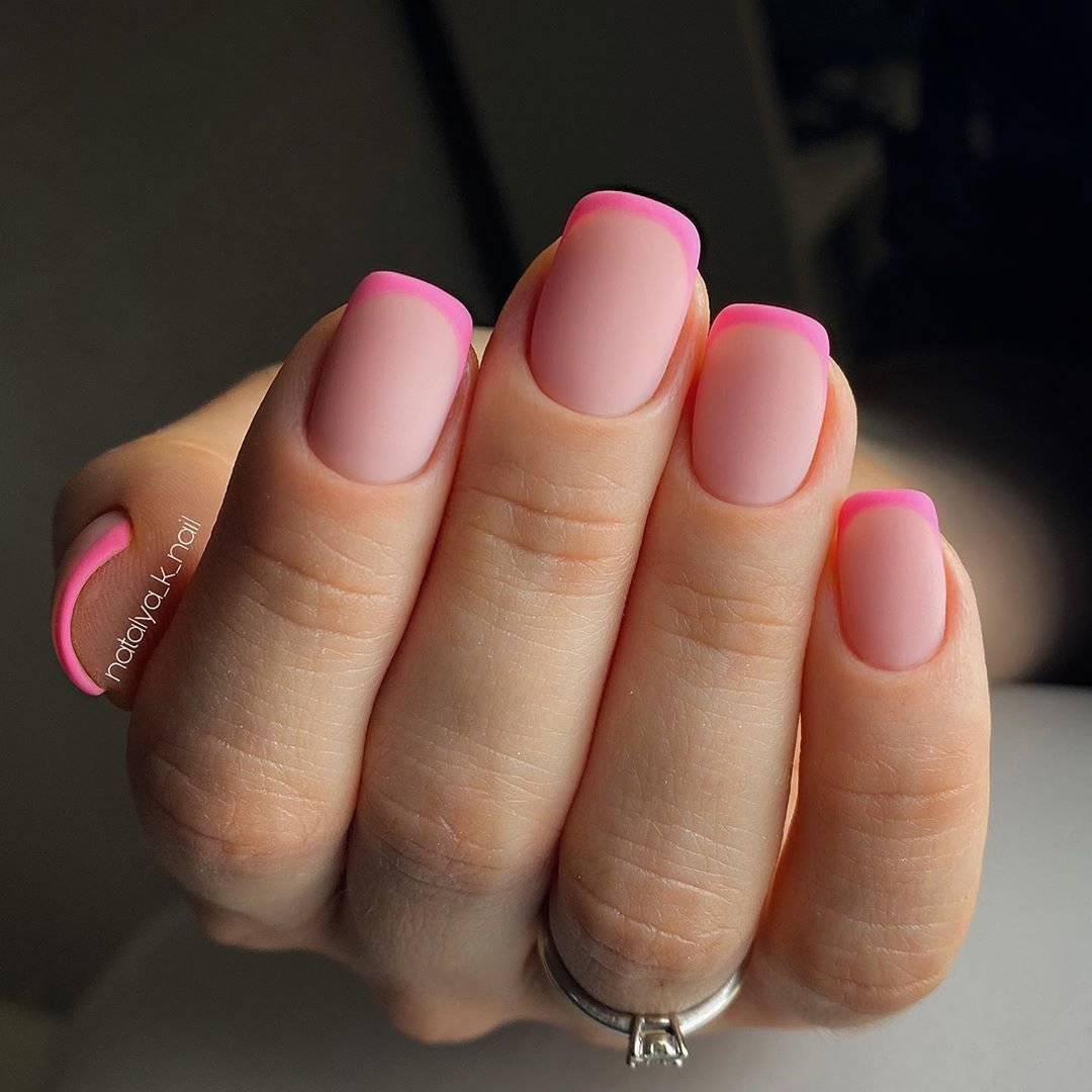 Розовый френч на короткие ногти