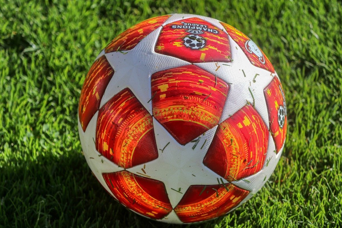 Современный футбольный мяч