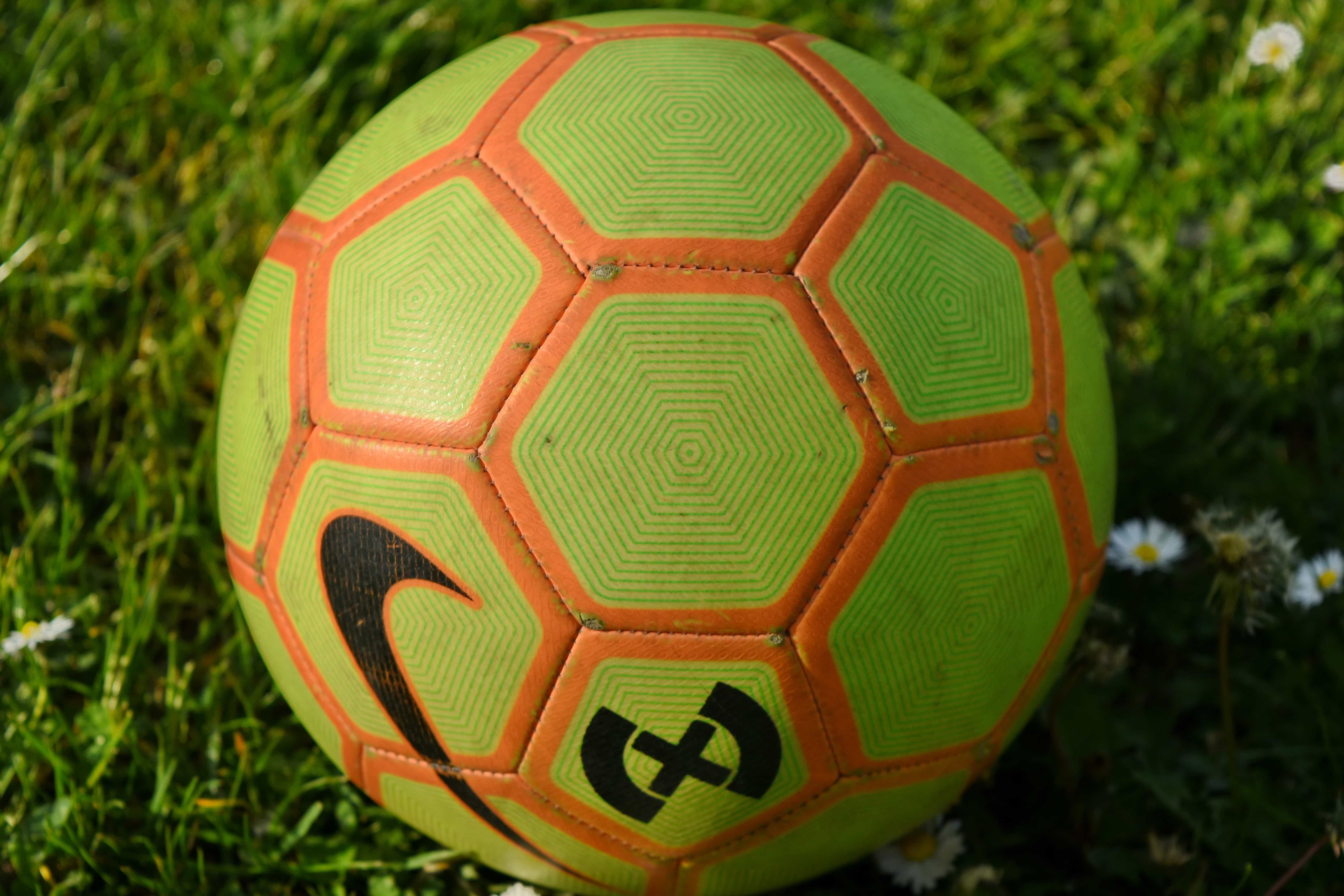 Симметричный футбольный мяч