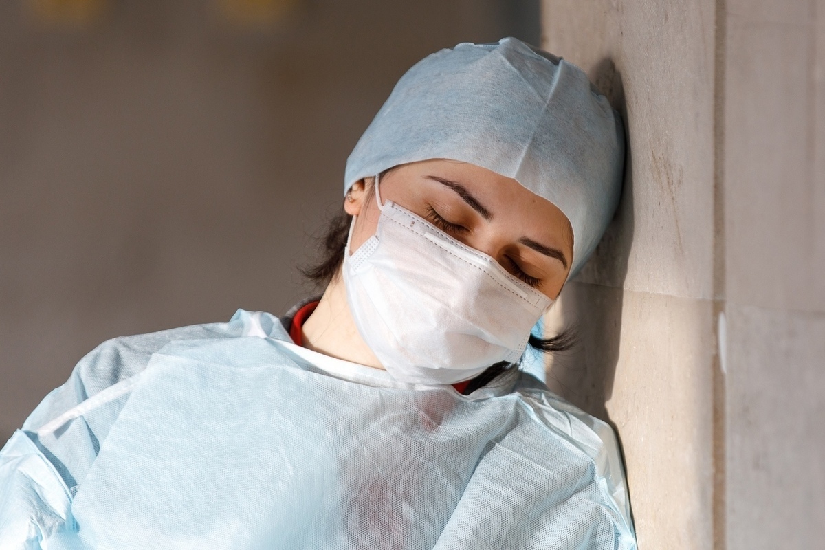 Медицинские работники в масках в больнице