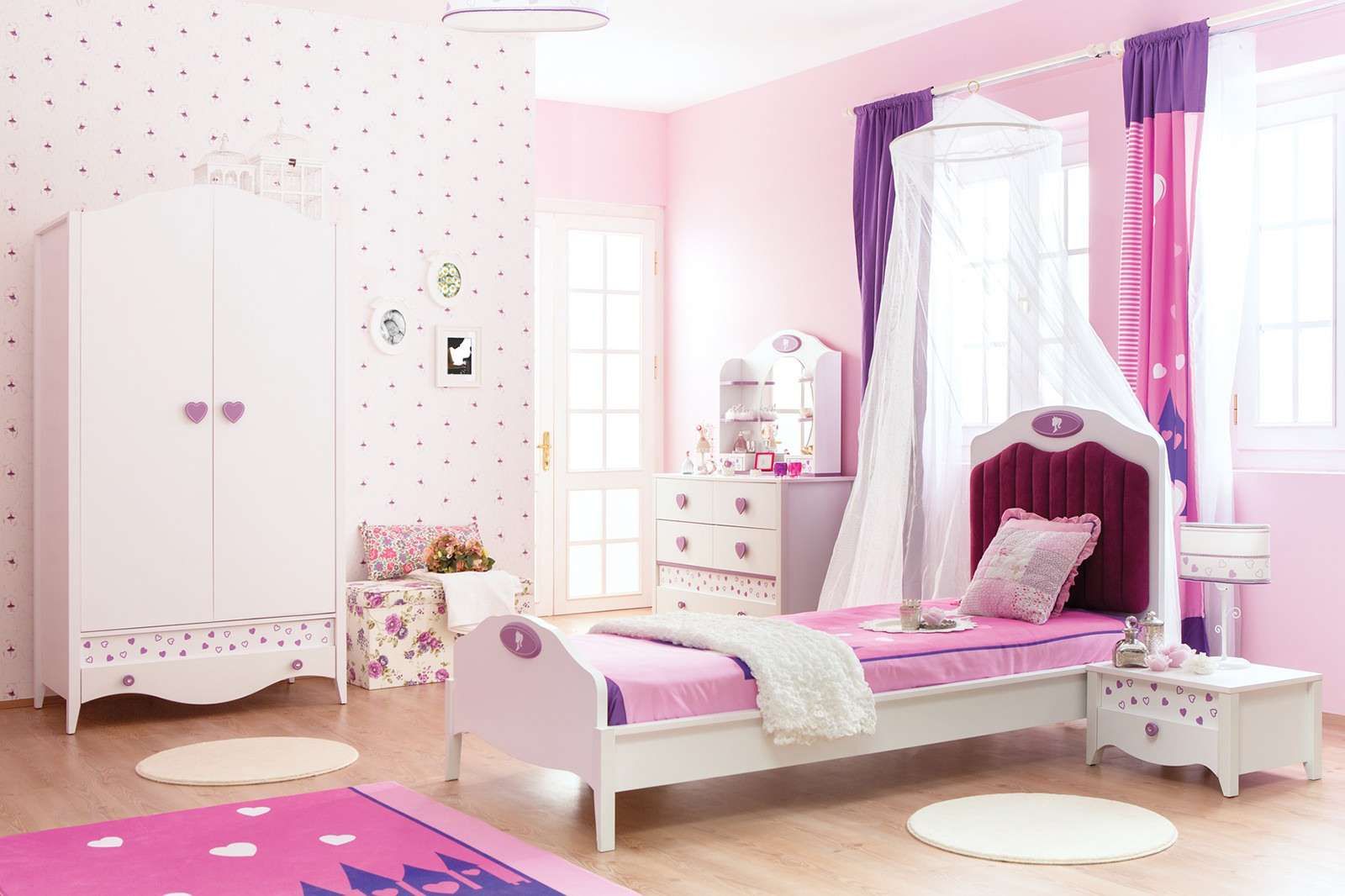 Бело розовая комната для девочки