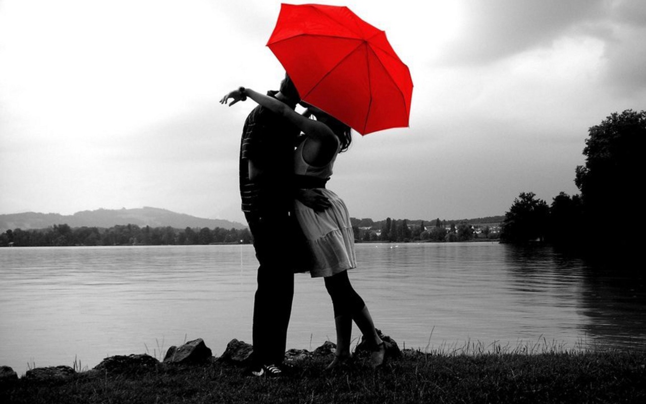 Пара с красным зонтом