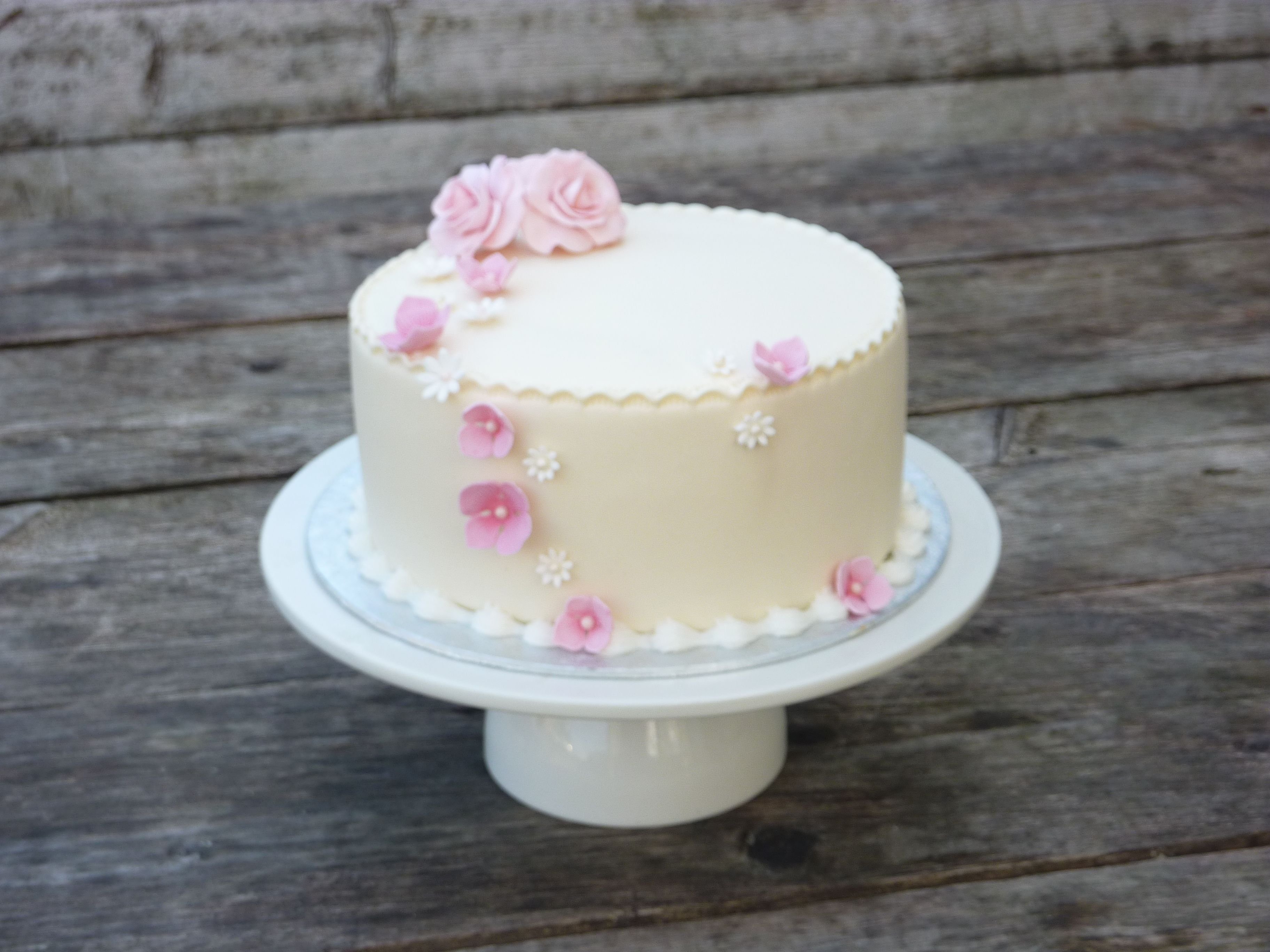 Белый торт с маленькими цветочками